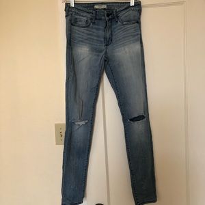 ABERCROMBIE 4R light wash skinny jeans with rips
